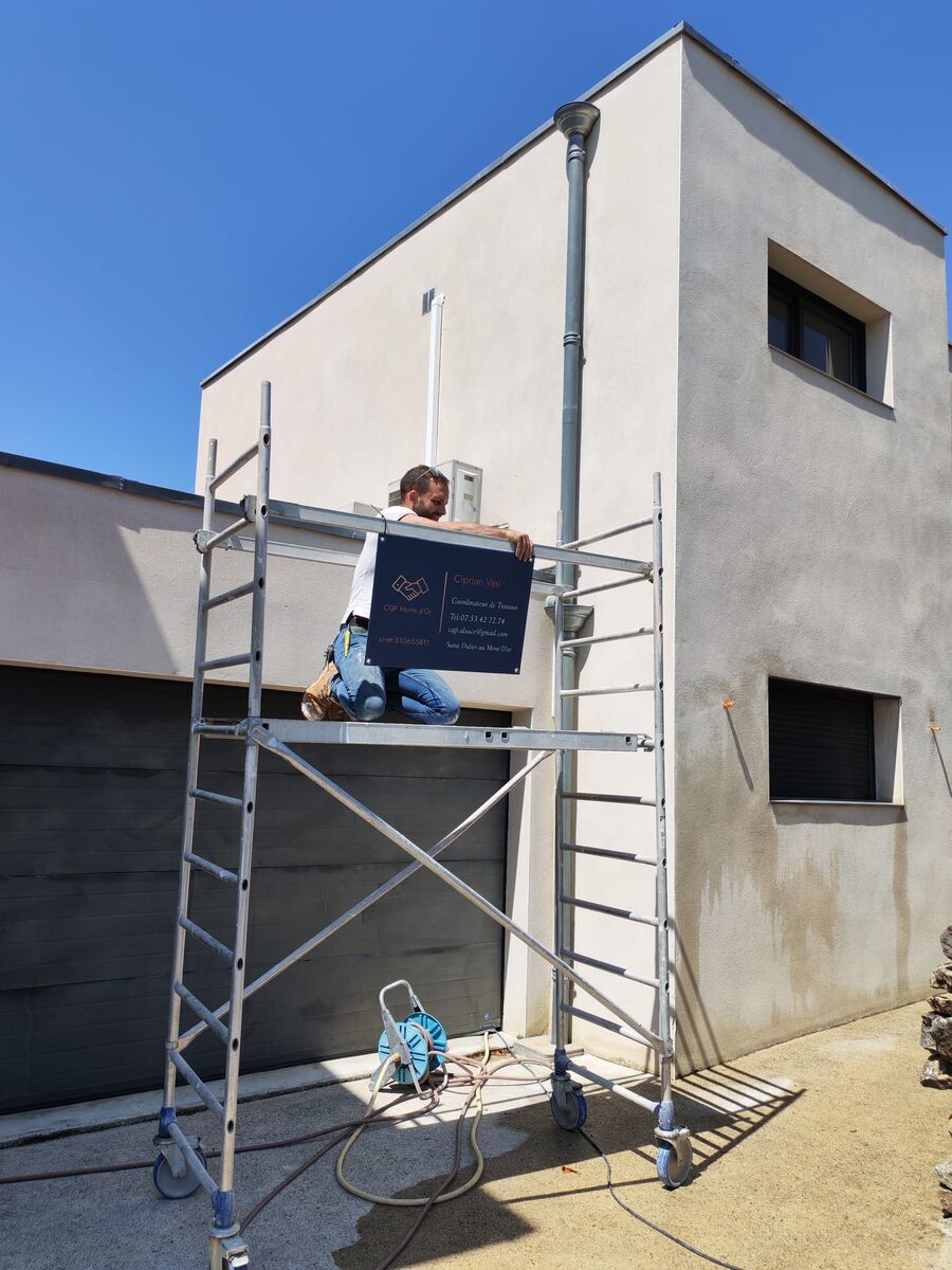 Nettoyage de façade sur échafaudage — chantier coordonné