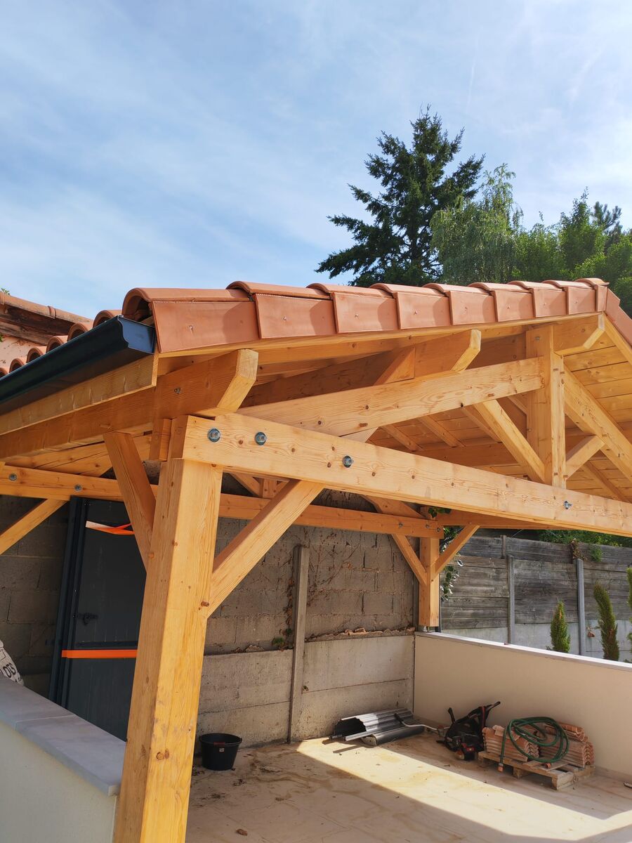 Charpente et couverture du préau bois en cours — chantier coordonné