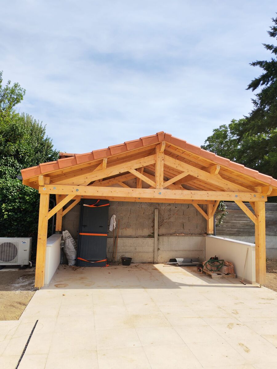 Pose de la couverture tuiles du préau — chantier coordonné