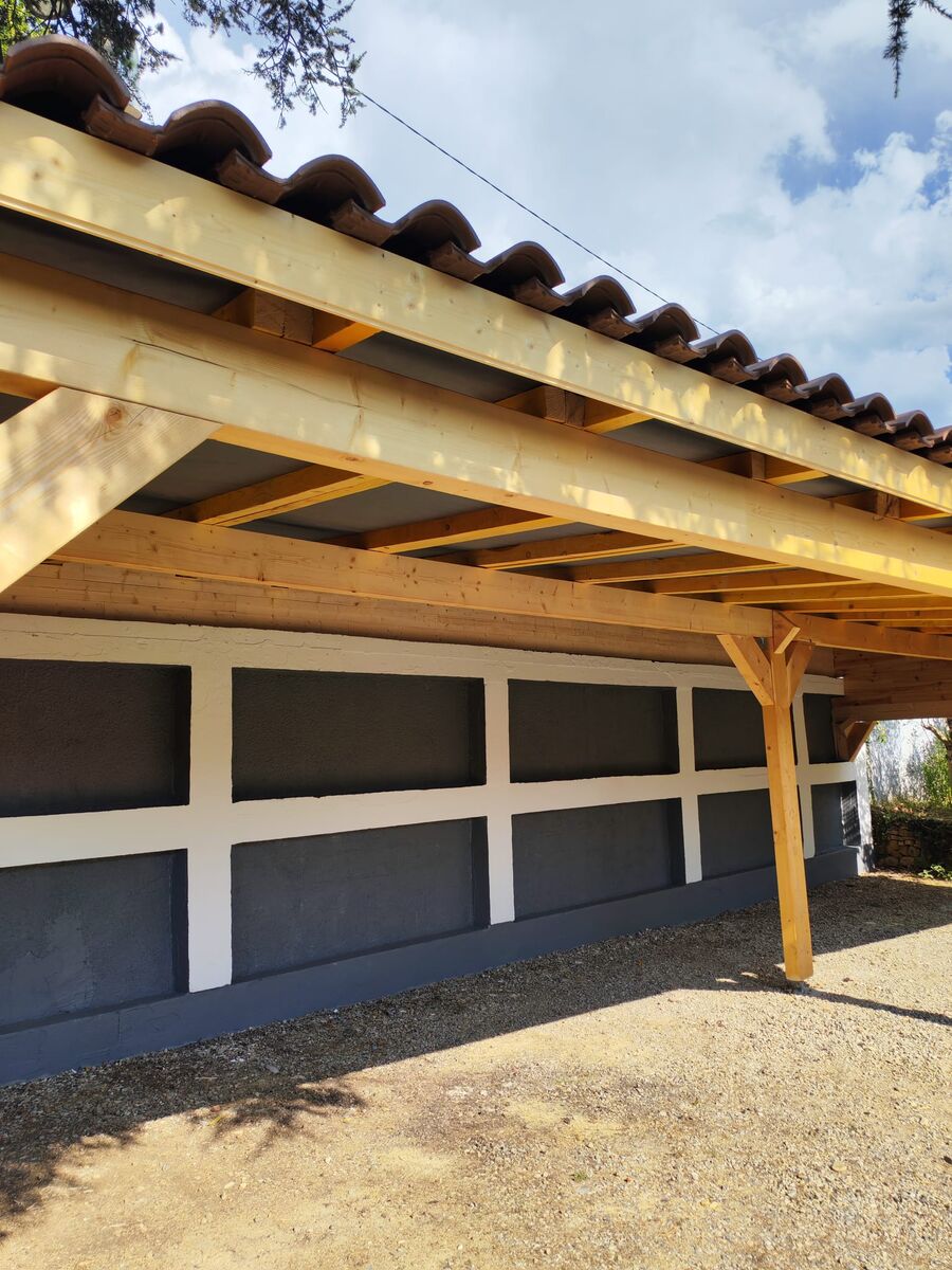Préau / carport en bois terminé — chantier coordonné par CQP Monts d'Or
