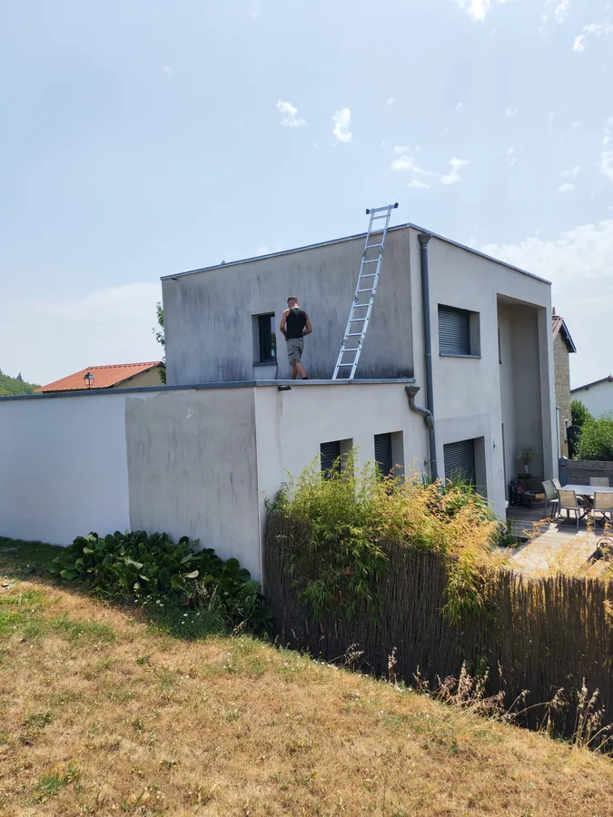 Nettoyage de la façade à l'échelle sur l'étage — chantier coordonné