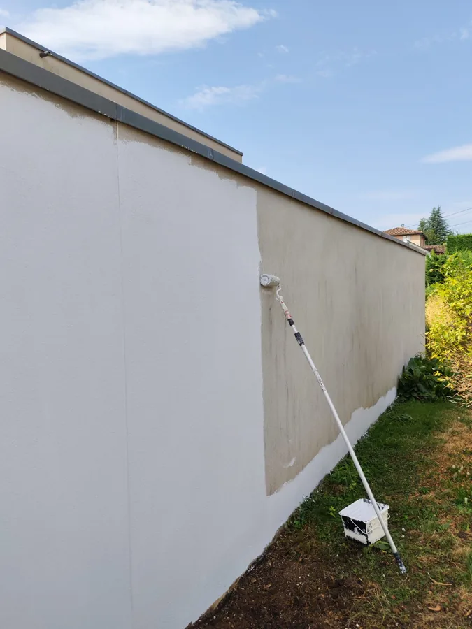 Mise en peinture du mur de clôture au rouleau sur perche — reprise en cours