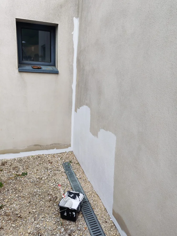 Reprise en peinture d'un angle de façade côté entrée — chantier coordonné