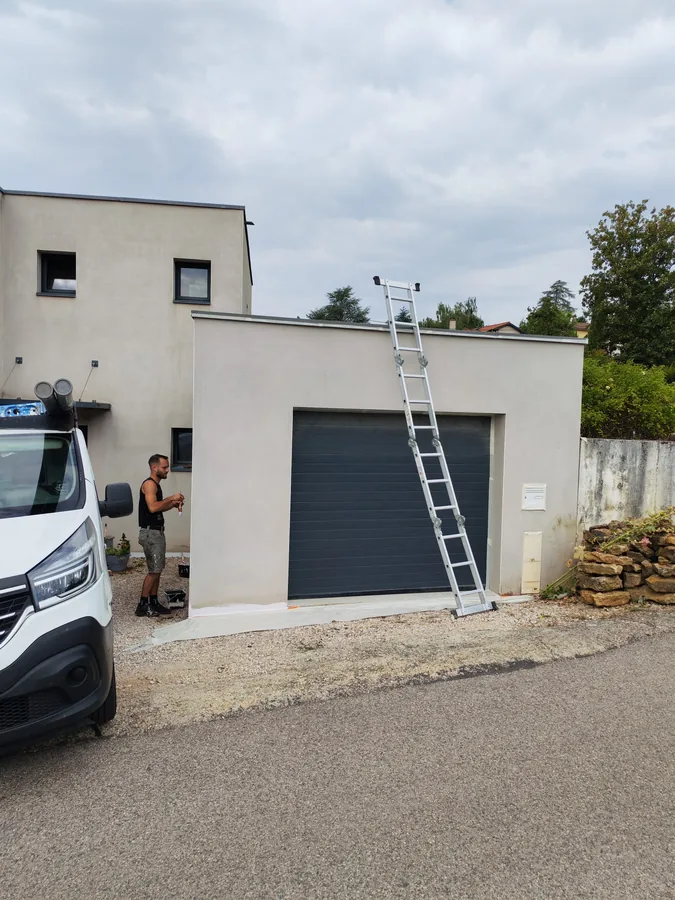 Protection des abords et du garage avant mise en peinture — chantier coordonné